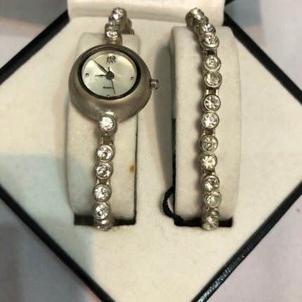ANUCCI Ladies Wristwatch & Bracelet Set.