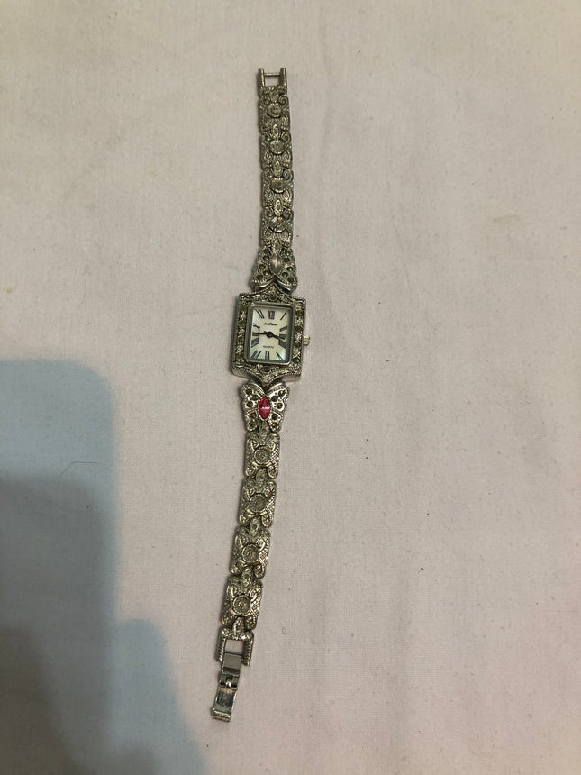Le Chat Ladies Sparkling Ladies Wristwatch.
