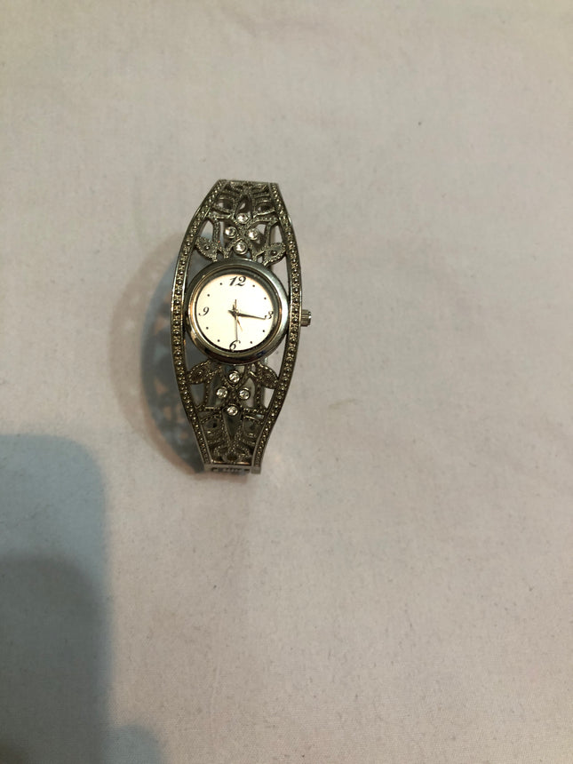 Lovely Unbranded Ladies Bracelet Wristwatch.