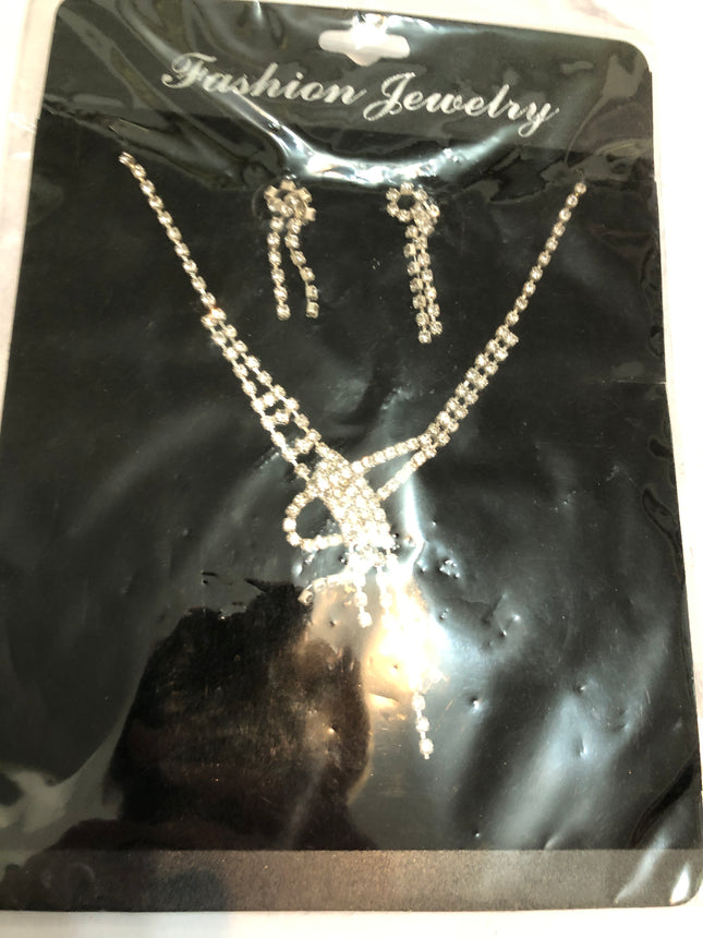 Modern Ladies Necklace & Earrings Set.